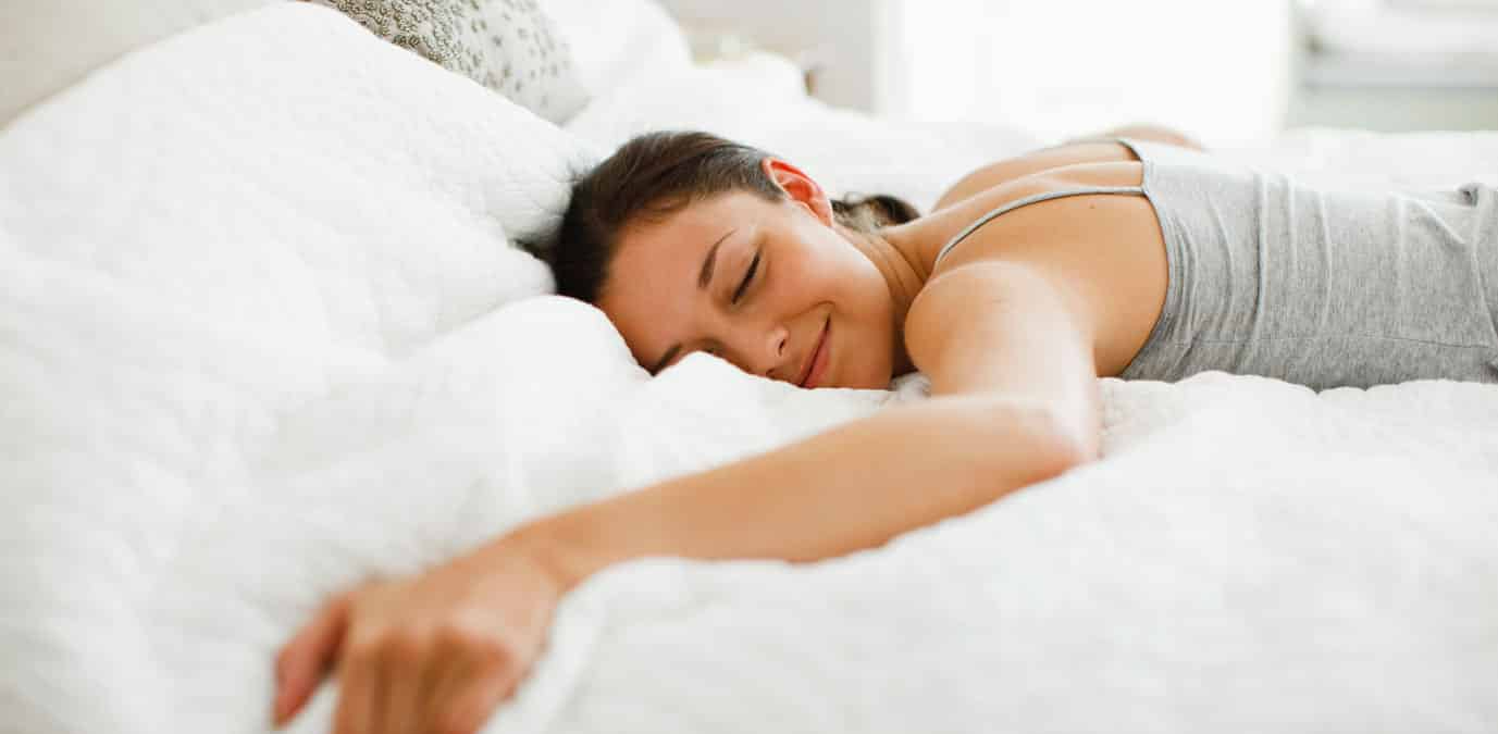 Chica dormida en un sofá