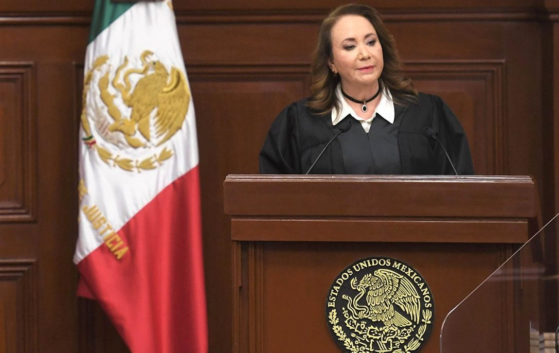 A la izquierda, la tesis de doctorado de la ministra Yasmín Esquivel Mossa contrastada con una página de libro 'Los derechos fundamentales en México', del jurista Miguel Carbonell.