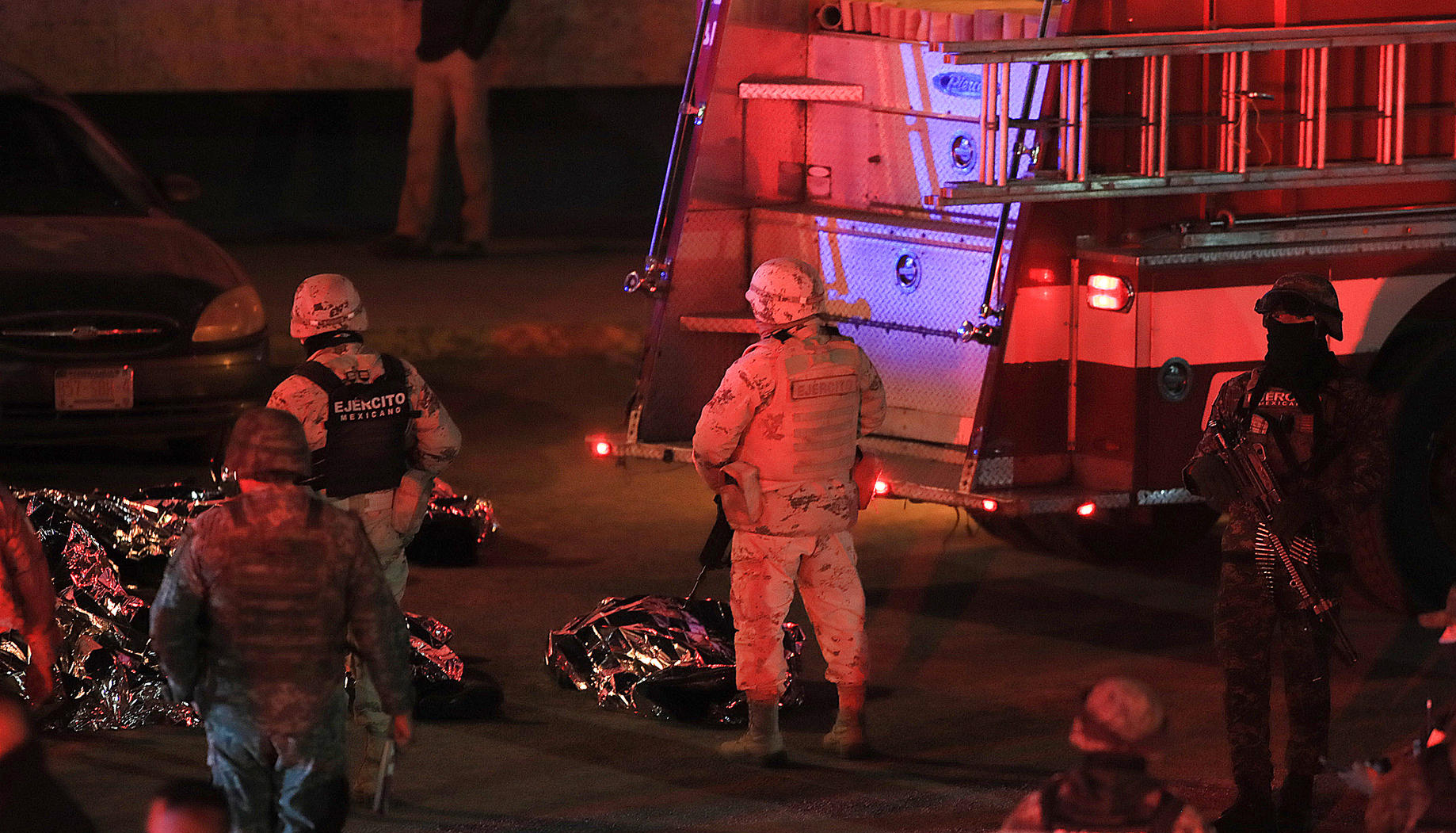 Agentes de la GN de México junto a los cadáveres recuperados.