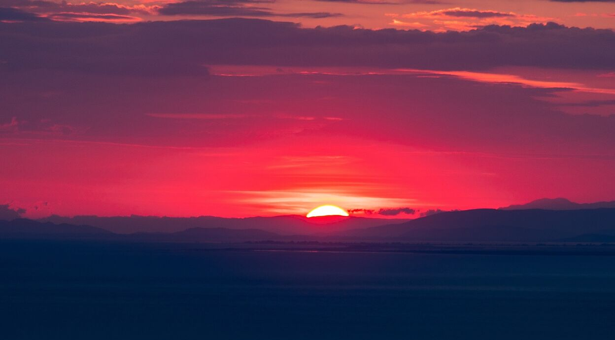 Mulher sentada olhando para o mar