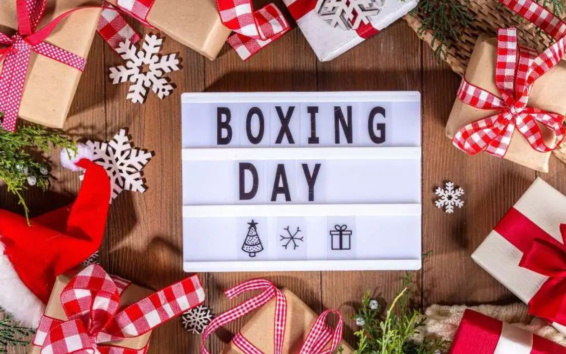 Se asocia con la costumbre de dar cajas con donativos a los más necesitados