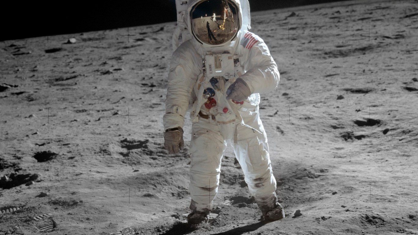León XIV conversa con Buzz Aldrin, el astronauta que pisó la luna por  primera vez, image size:1366x768