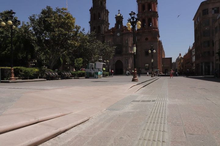 Vista de la Plaza de Armas en San Luis Potosí, mostrando la guía podotáctil y rampas de acceso para personas con discapacidad, con la catedral de fondo.