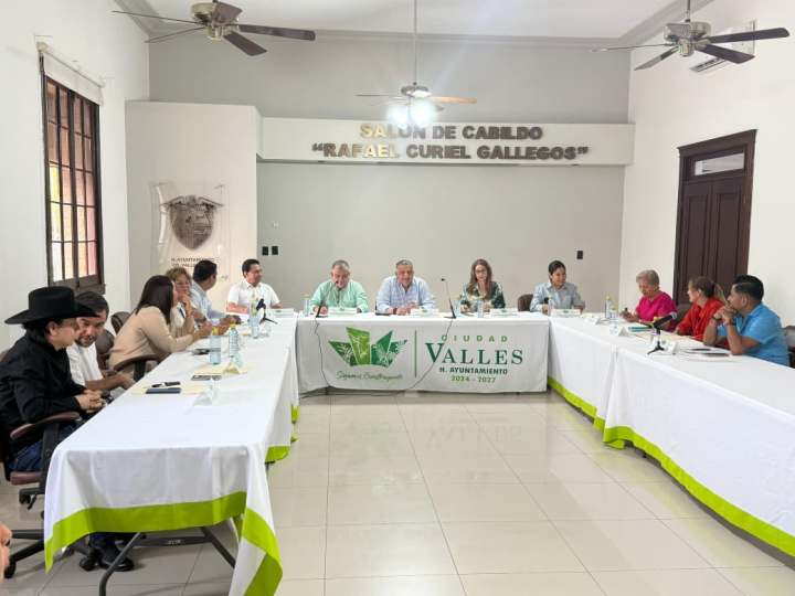 Reunión en el Salón de Cabildo 'Rafael Curiel Gallegos' con representantes del Ayuntamiento de Ciudad Valles, mostrando una mesa con participantes y documentación.